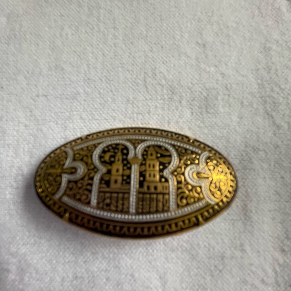 Vintage pin from 1960’s. Good condition. Beautiful statement piece.